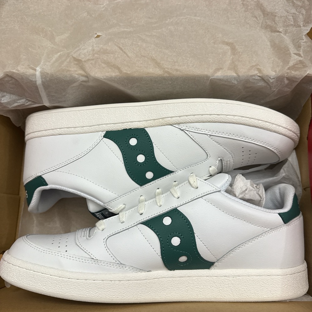 Saucony Green and White Jazz Court 💚🤍